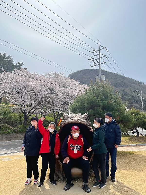 두꺼비바위 앞에서