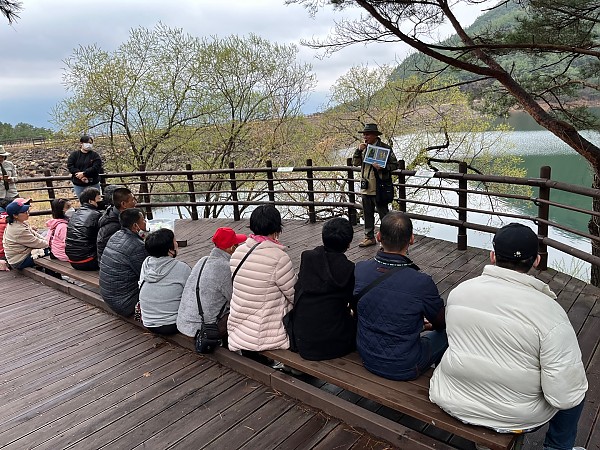 지리산 생태 해설 청취 중